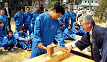 写真：「継ぎ手」体験のイベント