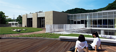 写真：生徒のアイデアによって，緑化された校舎の屋上