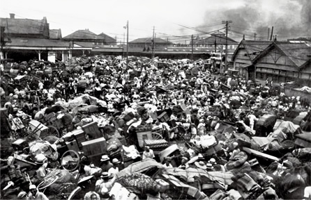 図版：家財道具を大八車に満載し，上野駅前の広場を埋め尽くした避難者（日本電報通信社撮影，共同通信社提供）