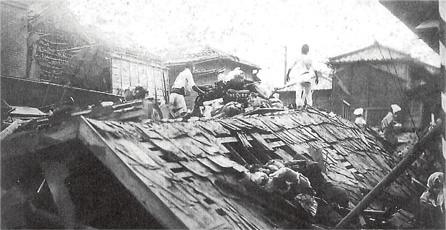 図版：全潰した木造の家屋。かまどの火などが燃え移りやすくなり，初期消火活動を妨げた。写真は震度5強の日本橋浜町（東京都復興記念館保管写真）