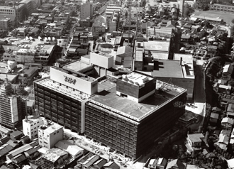 東京・赤坂に建てられたTBS本社社屋，東京放送会館（1961年）とTBS会館（64年），ともに設計：山下設計。ラジオ局舎として最高の音響技術を誇るなど，放送技術と建設技術を結集した「文化の殿堂」と謳われた