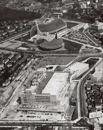 手前がNHK放送センター（設計：山下設計）。大会後，オリンピック用の施設を撤去し，本格的な放送センターが完成した（1968年）