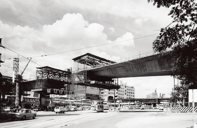 交通の錯綜する渋谷駅前に建設中の，首都高速道路3号線渋谷高架橋