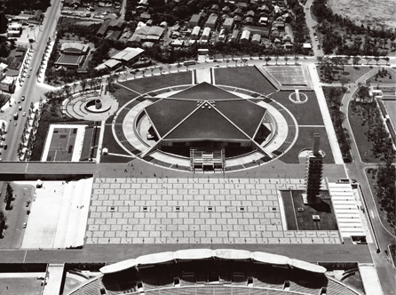 図版：駒沢オリンピック公園内に整然と現れた，五角形の屋根を載せる駒沢体育館