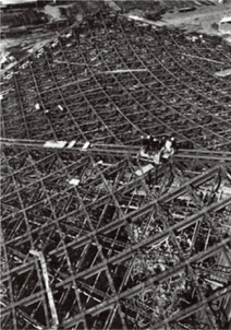 図版：シェル構造の大架構屋根は鉄骨で組み上げられていった