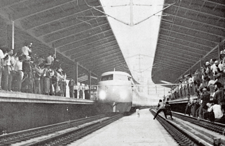 図版：1964年7月，新装なった東京駅19番ホームに東海道新幹線が初めて入線したときの公開風景