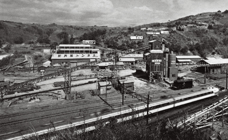 図版：「旧丹那があったから新丹那ができた」といわれ，当社の2度にわたる丹那トンネル工事は歴史に残る大事業となった。手前を走るのは東海道線