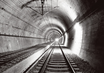 図版：完成したトンネル。新幹線はわずか2分で通り過ぎた