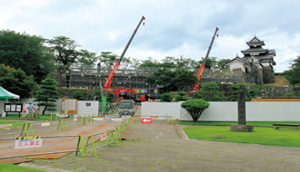 写真：石垣復旧工事が進む小峰城跡