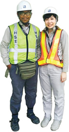 写真：労働安全衛生・環境担当マネージャーAamさんと澤田課長代理