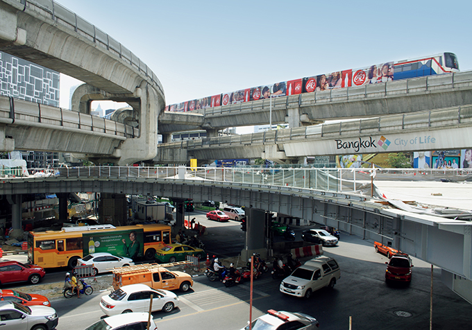 写真：バンコク最大の繁華街サイアム駅近くを走るBTSシーロム線