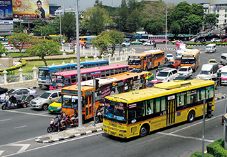写真：バンコクの交通機関が一挙に集まる戦勝記念塔を囲むロータリー