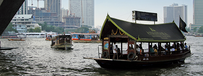 写真：ボートは川沿いに観光名所が集まるバンコクにうってつけの交通手段
