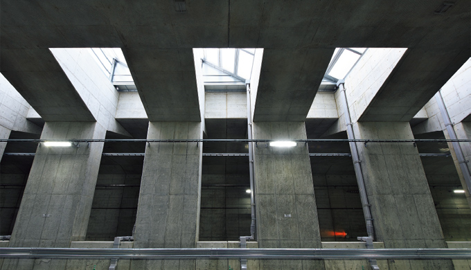 写真：開口がとられた半地下の高速道路部。天井の遮光板がのぞく（市川中工事）