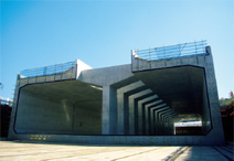 写真：2 北総鉄道と交差する一般国道298号（東京外かく環状道路）新設工事に伴う函渠　2010年竣工