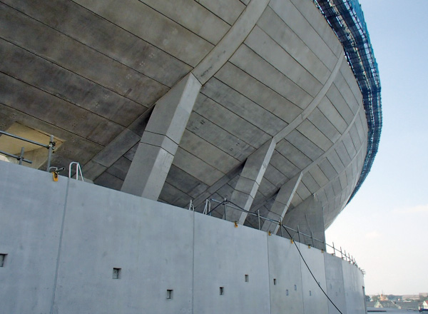図版：外から見るスタジアムのスタンド。平らな下部床版の角度を変えて組み合わせることにより曲線が表現されている