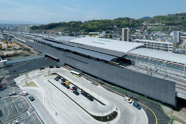 図版：駅舎と白川口駅前広場