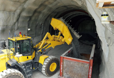 図版：模擬トンネルで自動ホイールローダによるずり出し作業