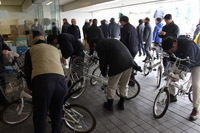 写真：被災状況確認用の自転車を準備する社員