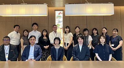 図版：（前列）講師と登壇した先輩・上司社員（後列）オブザーバー参加者・事務局