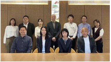 図版:(前列)講師と登壇した先輩・上司社員(後列)オブザーバー参加者・事務局