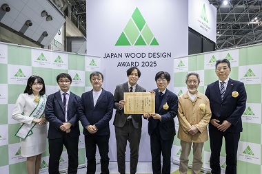 図版：受賞の様子（優秀賞）