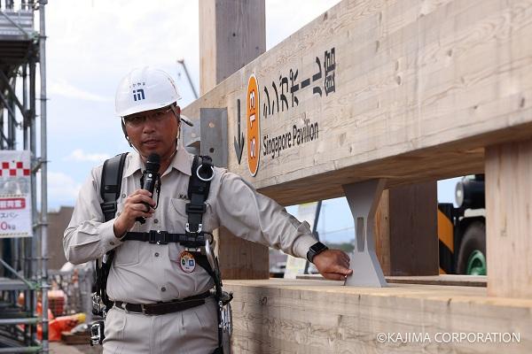 図版：制震システムを説明するKAJIMA TREE工事事務所の中山所長