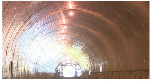 徳定トンネルの脱型後の覆工コンクリート