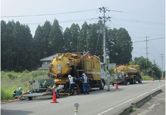 道路高圧除染車による道路除染の様子