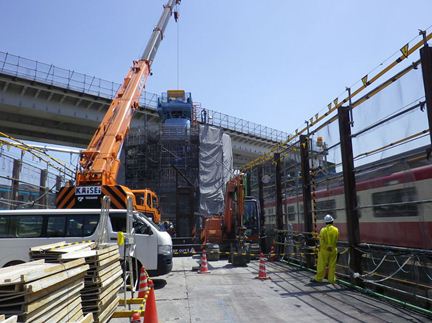 鉄道営業線真横でのニューマチックケーソン施工の様子