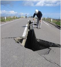 地震後の液状化によって被害を受けた道路