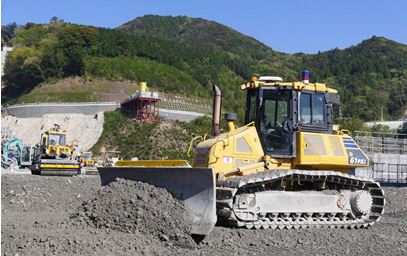 五ケ山ダムでの実施状況（自動ブルドーザと自動振動ローラ）