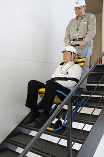 ≪非常用階段避難車を用いた避難誘導訓練≫