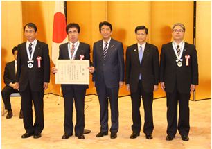 安倍内閣総理大臣、石井国土交通大臣を
囲んでの記念撮影の模様
