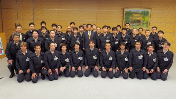 安倍首相を囲んでの集合写真