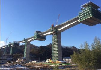 国道115号月舘高架橋上部工工事　PCケーブル緊張作業時（2016年1月撮影）