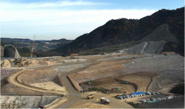 大分川ダム堤体コア盛立施工部での様子（全景）