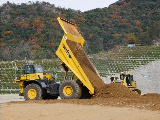 自動ダンプトラックと自動ブルドーザの連動作業