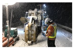 トレンチャーによる積雪状況下の掘削作業
