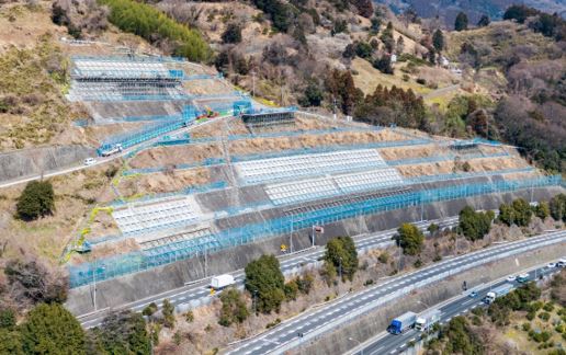東名高速道路 上石山地区切土のり面補強工事(2022年3月)