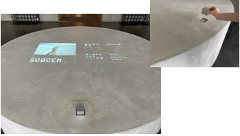 知りたい技術の動画起動用BOXを置くと動画が始まるコンクリートテーブル