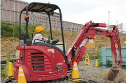 バックホウの操縦体験<br>（大阪府の土木工事現場）