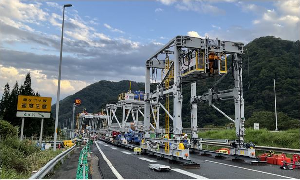 床版取替工事の施工状況（関越自動車道阿能川橋床版取替工事）