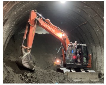 図版：トンネル工事における土砂積込み作業
