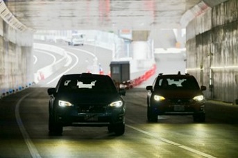 図版：光ファイバセンシング技術を用いた路車協調型自動運転の実証実験を行う様子
