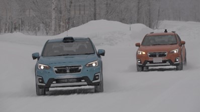 図版：スバル研究実験センターの厳冬期環境下おいて光ファイバセンシング技術を用いた路車協調型自動運転の実証実験を行う様子