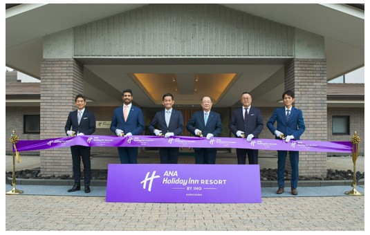 左から： 鹿島軽井沢リゾート株式会社　代表取締役社長　室橋成忠、IHGホテルズ&リゾーツ 日本&マイクロネシア マネージングディレクター 兼 IHG・ANA・ホテルズグループジャパン CEO アビジェイ・サンディリア、長野原町長　萩原睦男氏、鹿島建設株式会社　専務執行役員　開発事業本部長　市橋克典、IHG・ANA・ホテルズグループジャパン COO 兼 IHGホテルズ＆リゾーツ オペレーション・ディレクター 日本　飯沼潔人、
ANAホリデイ・インリゾート軽井沢　総支配人　上山勝