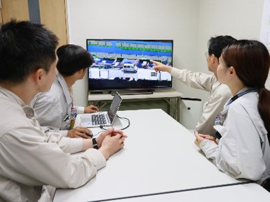 図版：事務所での現場確認状況