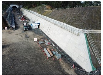 図版：高速道路工事の法面の一部に適用