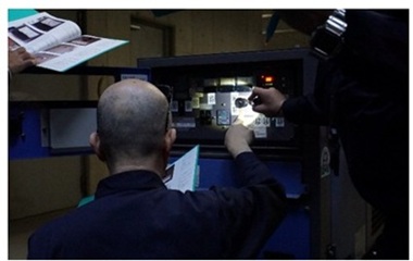 図版：非常用発電機を起動する様子（社員寮）